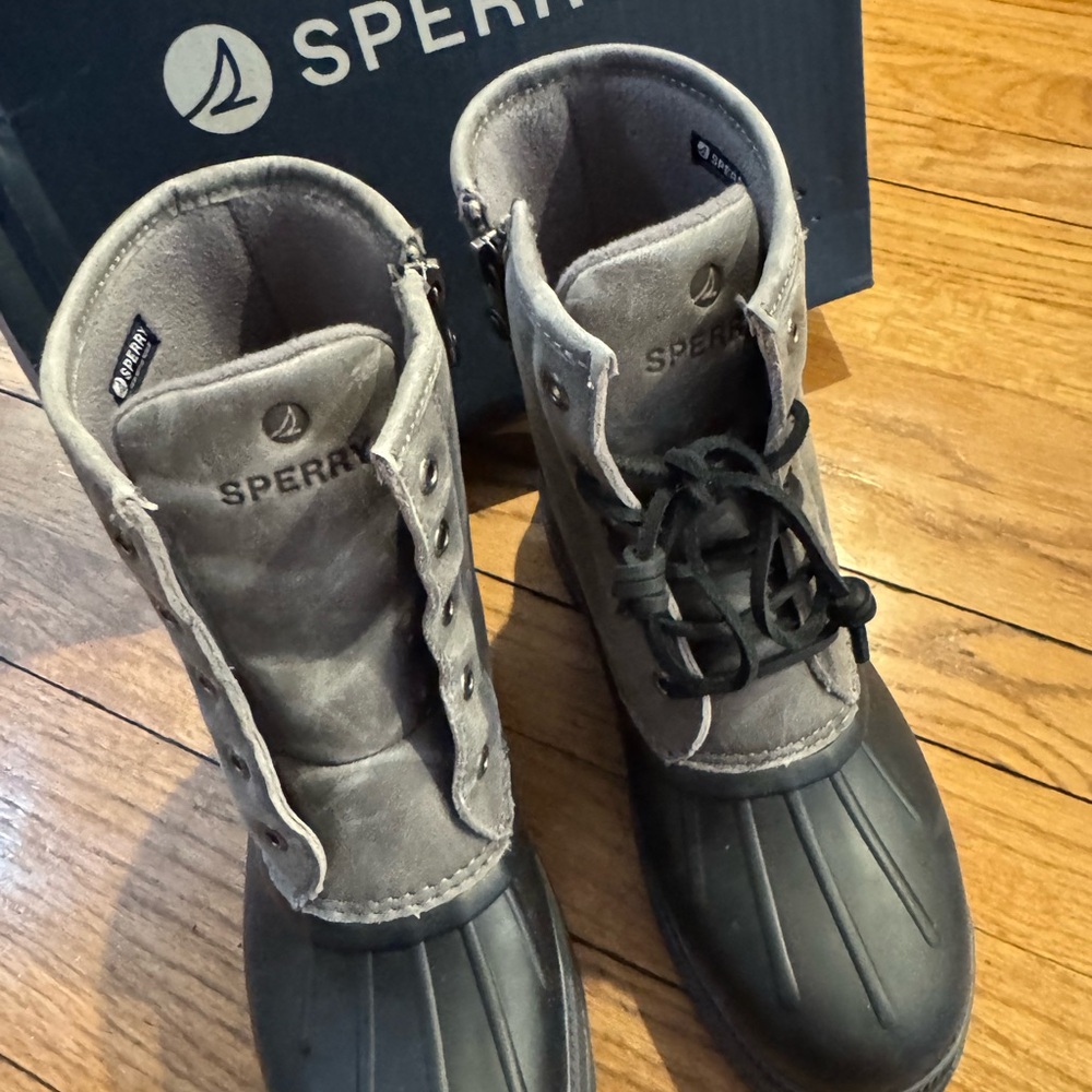 Sperry Saltwater 2.0 Grey Duck Boots (missing one shoelace but never worn) - Picture 3 of 5